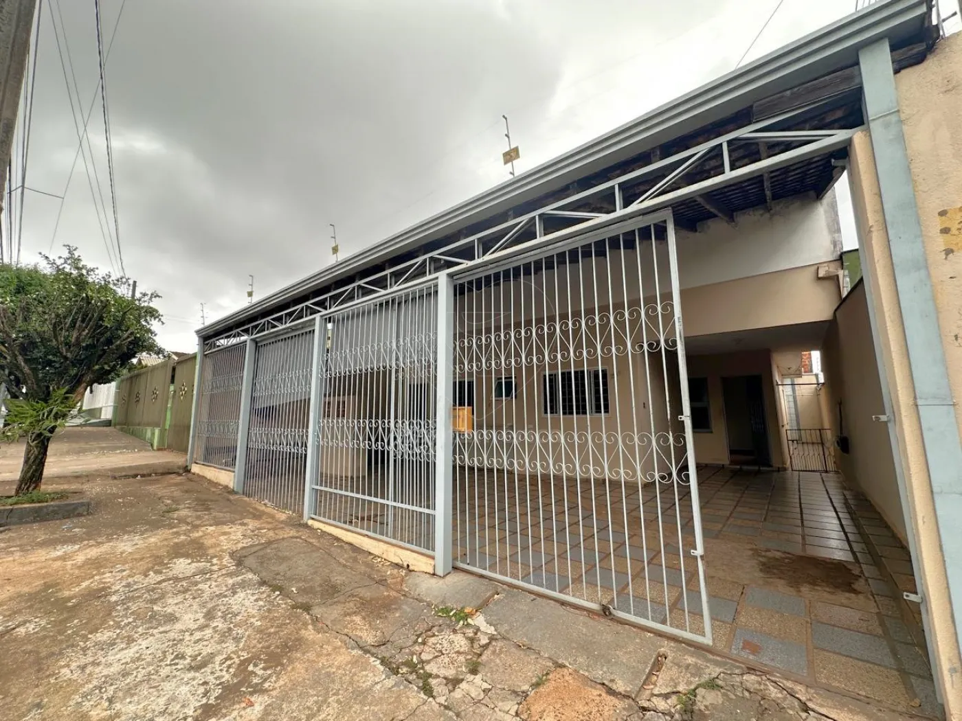 Casa para alugar no João Paz com 4 quartos na Região Norte de Londrina Alugar Casa / Padrão em Londrina R$ 2.200,00 - Foto 1